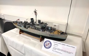 HMS SNOWBWERRY je ze stavebnice