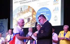 A_medaili přebírá Petr ŠIMEK