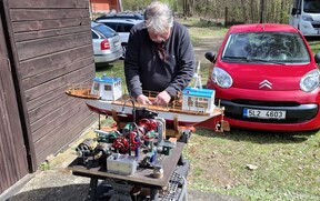 Jarovlav Ostrý s ukázkou funkčních mechanických strojů